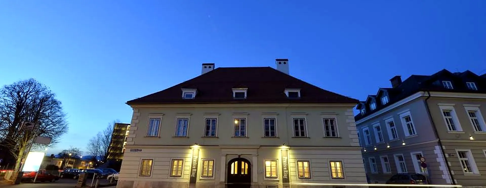 Das Praxisgebäude am St. Veiter Ring in der Abenddämmerung